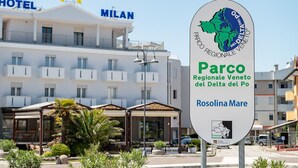 A hotel named 'Milan' with a sign for 'Parco Regionale Veneto del Delta del Po' and 'Rosolina Mare'. - Hotel Milan (Rosolina)