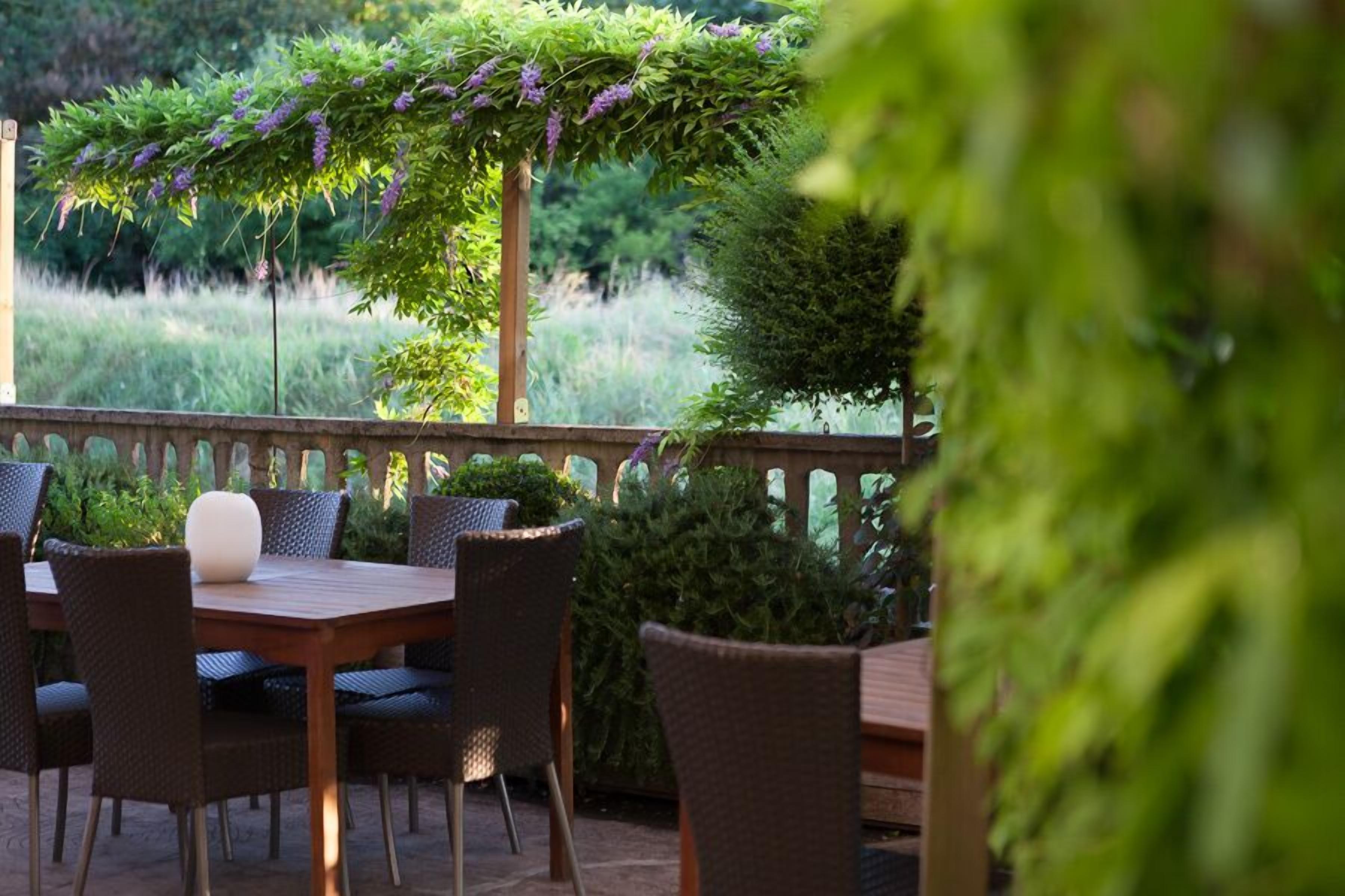 Lunch and dinner served, alfresco dining 