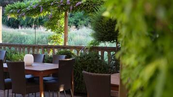 Déjeuner et dßner servis sur place, restauration en plein air