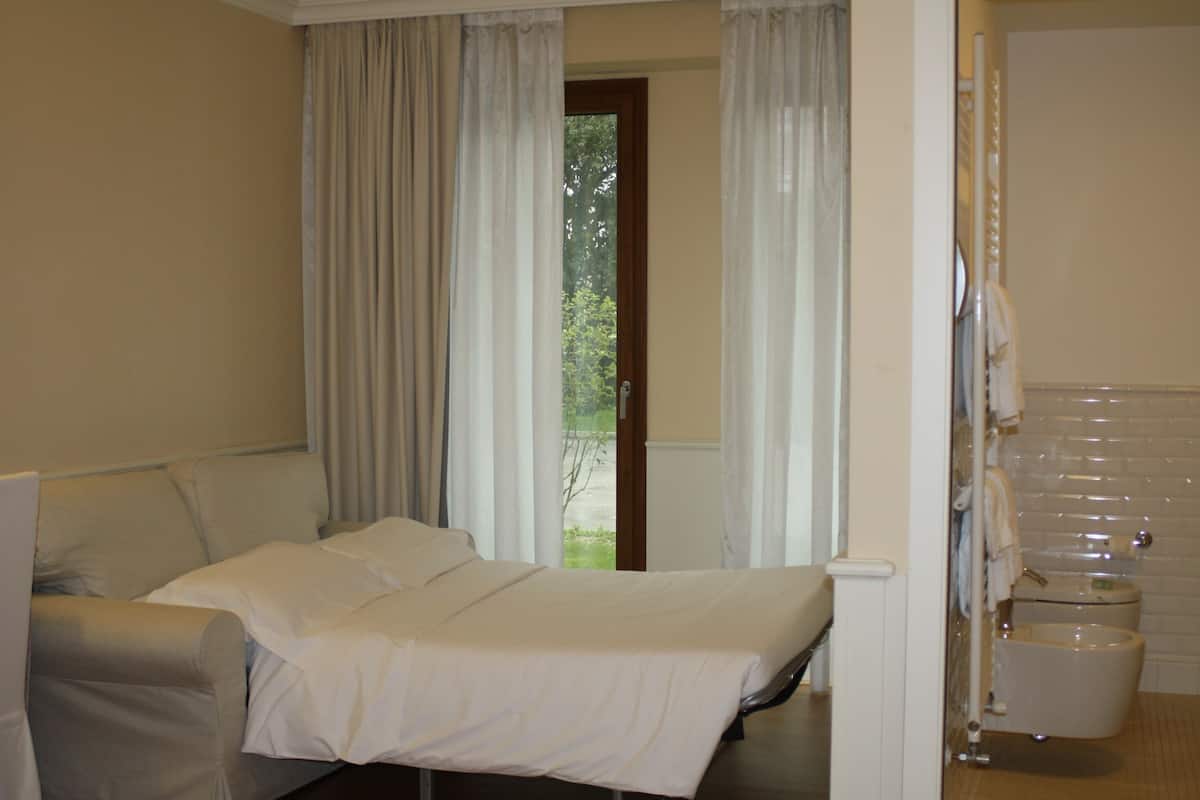 family room | 1 bedroom, premium bedding, down duvets, minibar