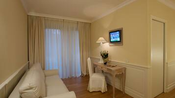 Junior-Suite | Wohnbereich | 31-Zoll-Flachbildfernseher mit Digitalempfang