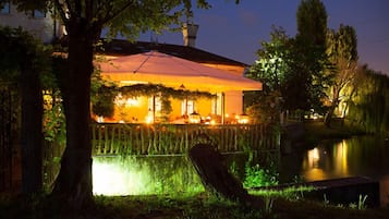 Lunch and dinner served, al fresco dining