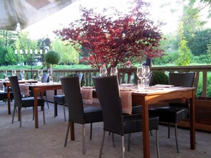 供应午餐和晚餐，室外就餐