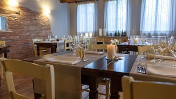Lunch and dinner served, al fresco dining