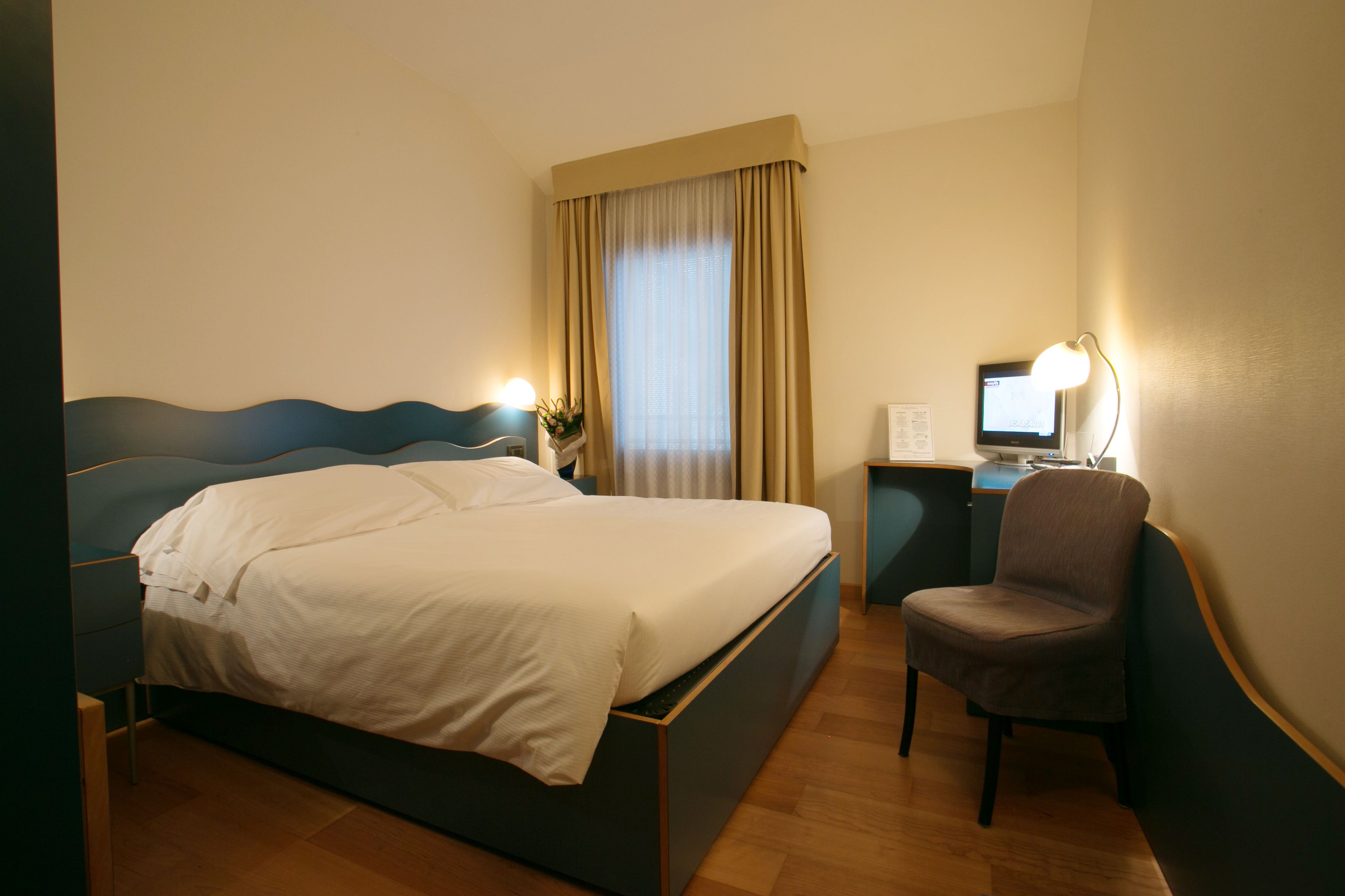 1 bedroom, premium bedding, down duvets, minibar