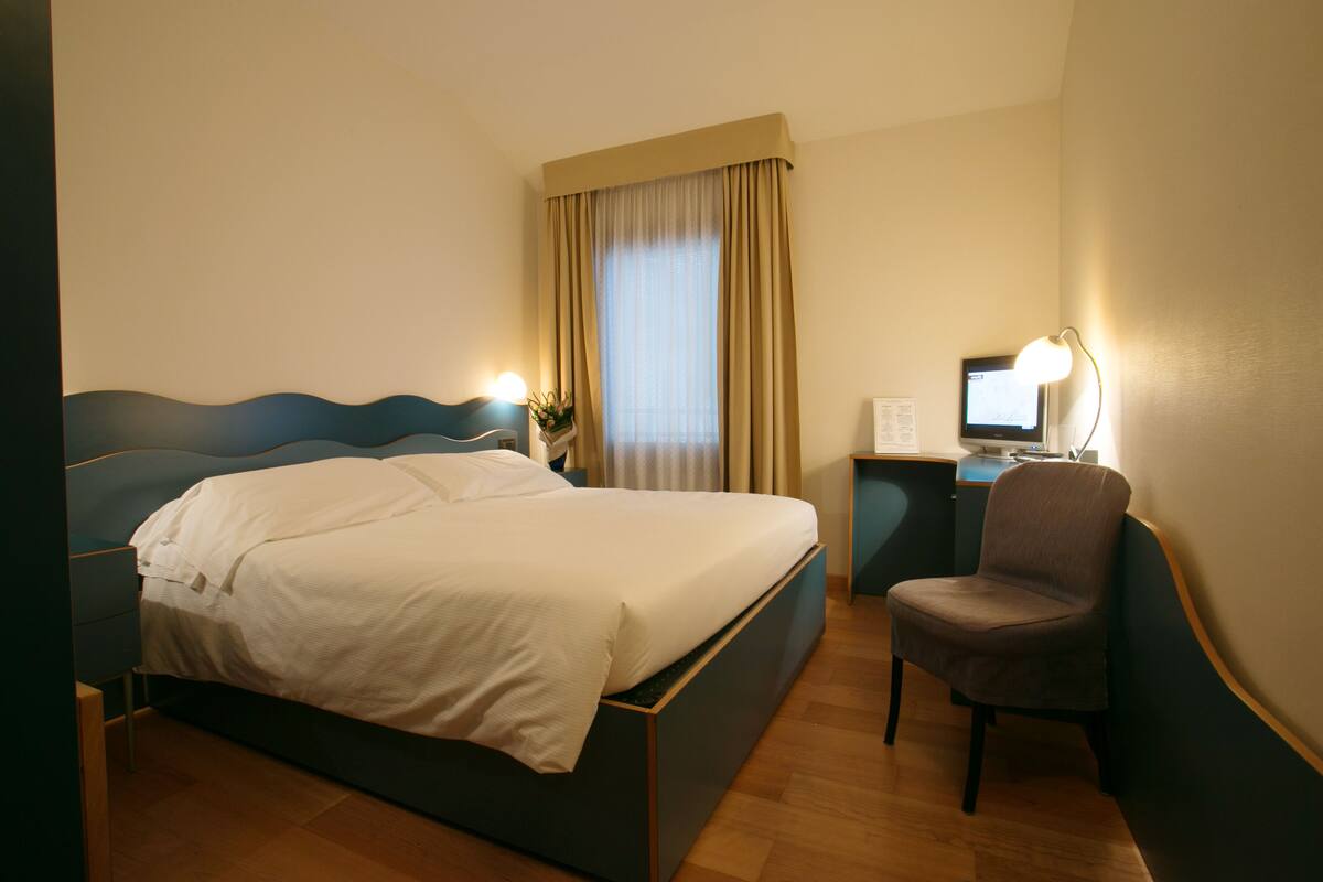 1 bedroom, premium bedding, down duvets, minibar