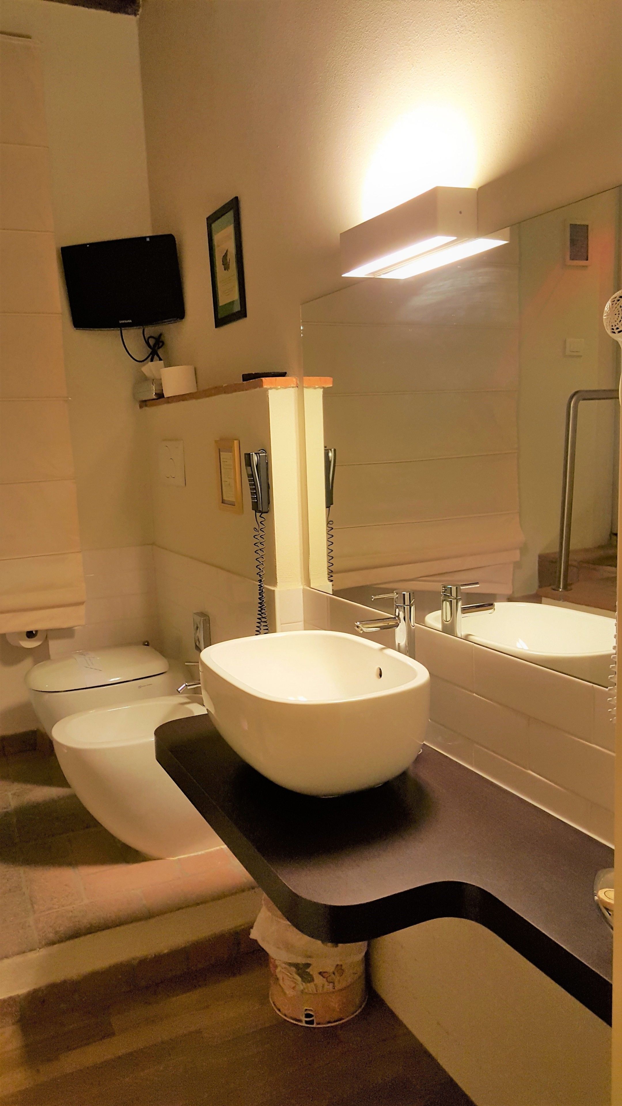 superior double room, jetted tub | bathroom | free toiletries, hair dryer, bidet, towels