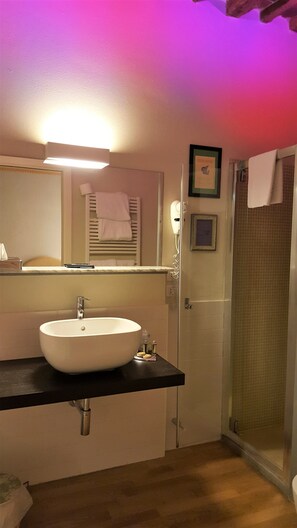 Superior Double Room, Jetted Tub | Bilik Mandi | Kelengkapan dandanan diri percuma, pengering rambut, bidet 