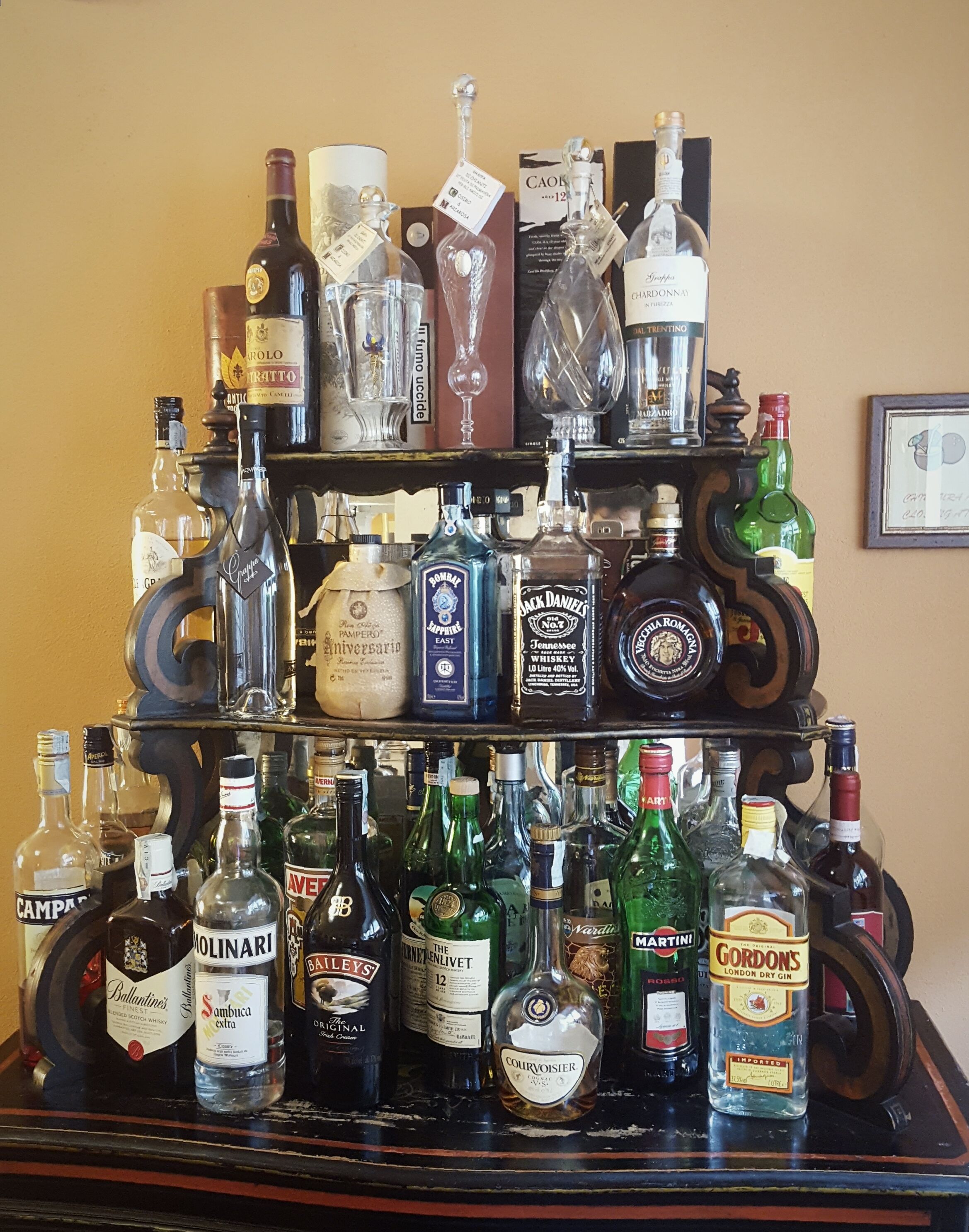 Una exhibición escalonada de diferentes botellas de licor.
