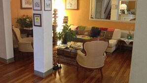 Una sala de estar acogedora con suelo de madera, un sofá, una mesa de centro y una estantería.