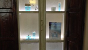 Ein Zimmer mit Fenster und einer Zusammenstellung von Pflegeprodukten.