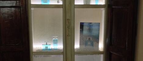 Habitación con ventana y presentación de artículos de aseo.