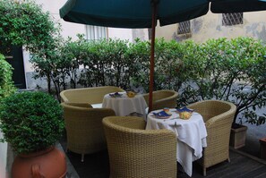 Outdoor dining - Albergo San Martino (Lucca)