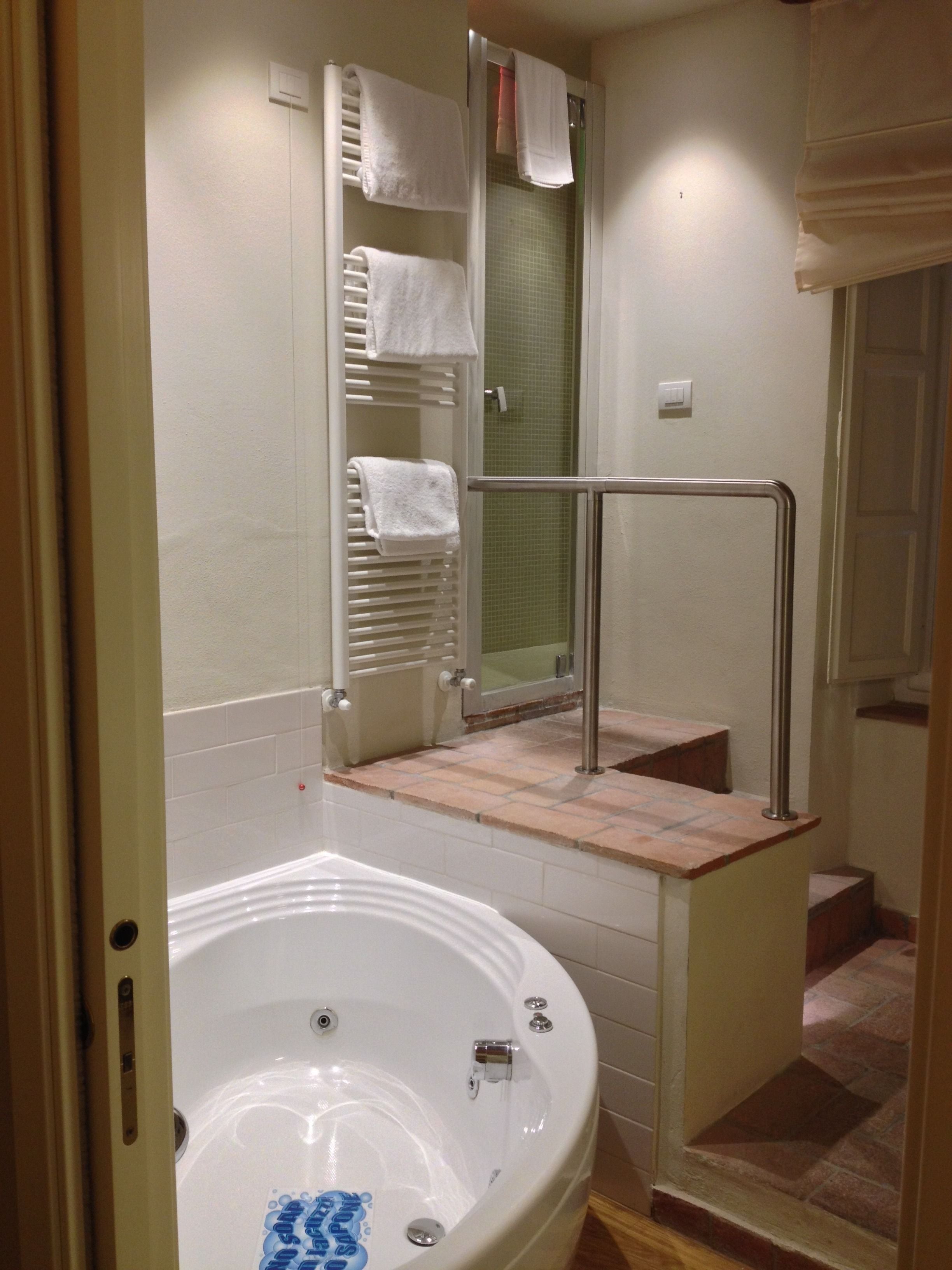Ein Badezimmer mit einer Badewanne, einer Dusche und einer Toilette.