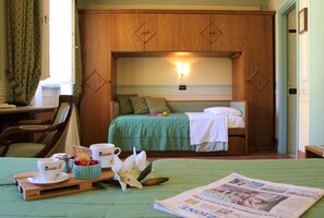 Phòng đôi hoặc 2 giường đơn, tòa nhà phụ | Chăn bông, minibar, két bảo mật tại phòng, bàn