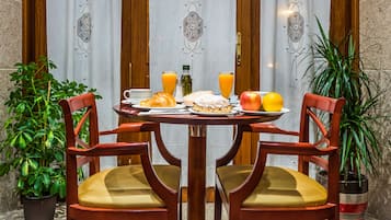 Desayuno continental diario (EUR 6 por persona)