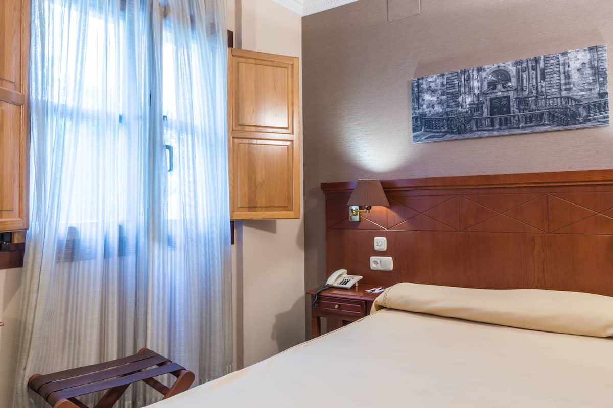 Chambre Simple | Coffres-forts dans les chambres, bureau, chambres insonorisées