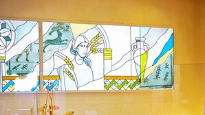 A stained glass window with a central figure and decorative elements. - Primhotel (Oderzo)