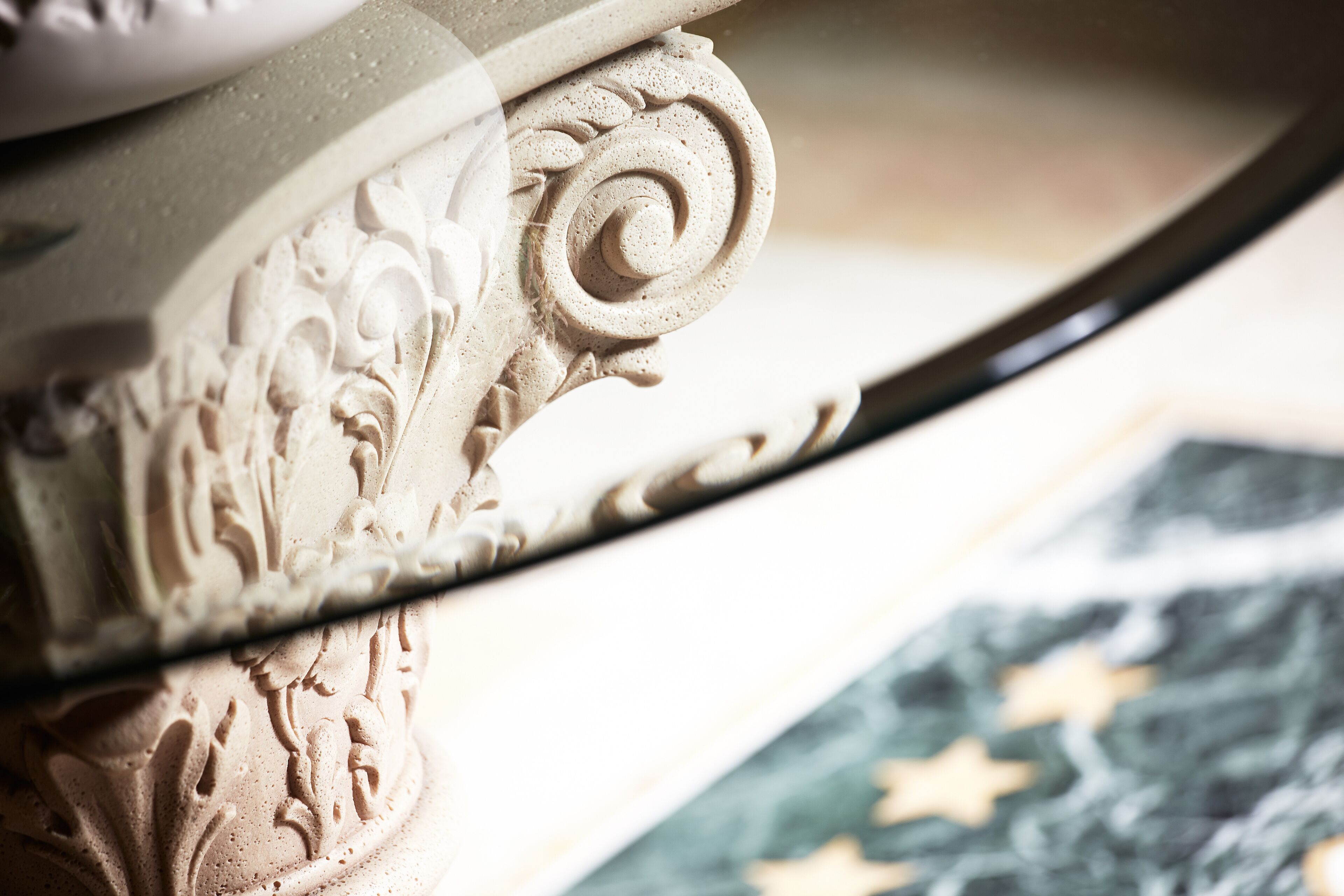 Ein Detail einer geschnitzten Architektur mit spiralförmigem Muster.