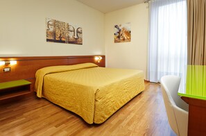 Ropa de cama hipoalergénica, minibar, caja fuerte y escritorio