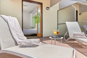 Habitación doble exclusiva, 1 cama King size, Terraza, vista al lago | Balcón
