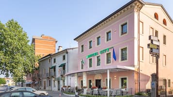 Facciata della struttura - sera/notte