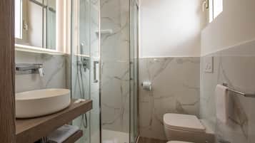 Dreibettzimmer, Meerblick | Badezimmer | Dusche, Regendusche, kostenlose Toilettenartikel, Haartrockner