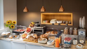 A breakfast buffet with various food items, including pastries, fruits, and beverages. - Hotel La Scaletta (Rome)