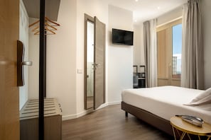Memory-foam beds, in-room safe, desk, iron/ironing board - Hotel La Scaletta (Rome)