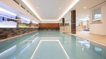 2 Innenpools, Liegestühle