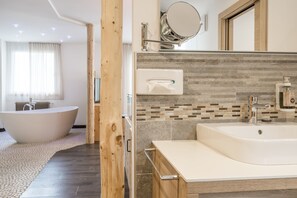 Deluxe Double Room, Sauna, Mountain View | Bathroom | Designer toiletries, hair dryer, bathrobes, slippers - Astoria (Canazei)