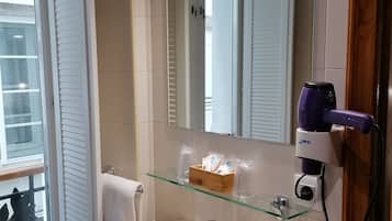 Habitacion superior en primera planta. 1 cama grande o 2 individuales | Banheiro | Banheira, produtos de toalete grátis, secador de cabelo