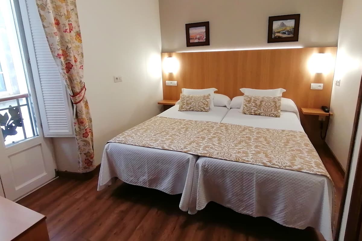 Down duvets, desk, free WiFi, bed sheets