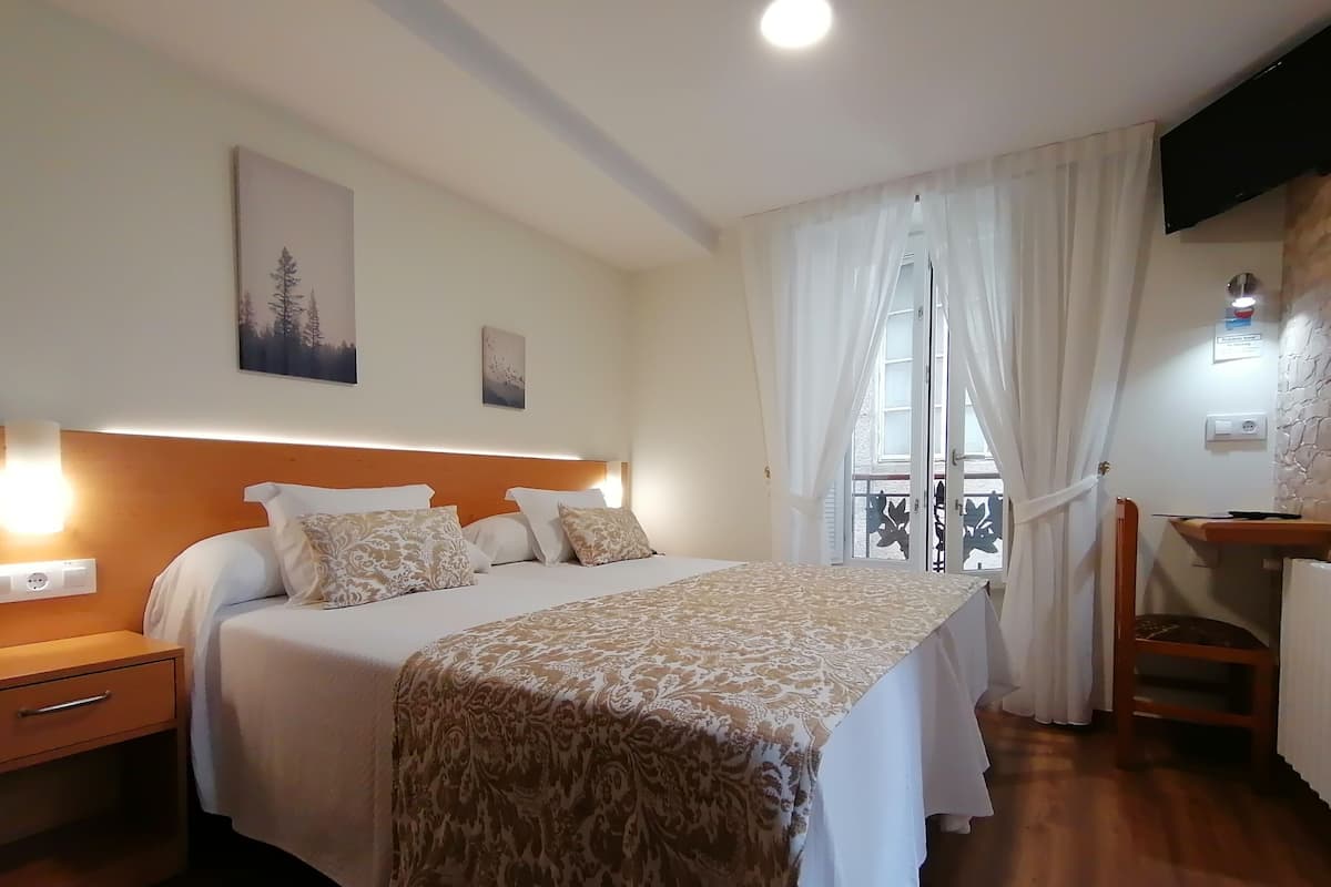 Down duvets, desk, free WiFi, bed sheets