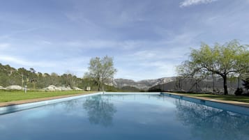 Piscina externa, guarda-sóis, espreguiçadeiras