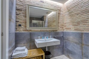 Basic Apartment | Bathroom | Shower, hair dryer, towels - Hostal Abrevadero (Barcelona)