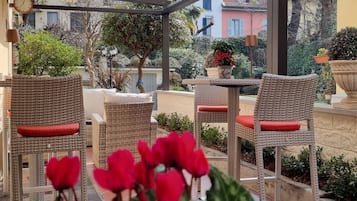 Caja de seguridad en la habitación, escritorio y cortinas blackout