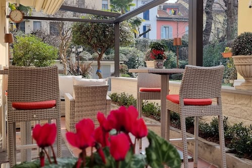 セーフティボックス (室内)、デスク、遮光カーテン、防音設備