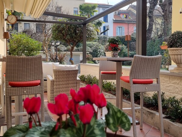 Caja de seguridad en la habitación, escritorio y cortinas blackout 