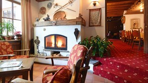 Una habitación acogedora con chimenea, muebles de madera y zona de comedor.
