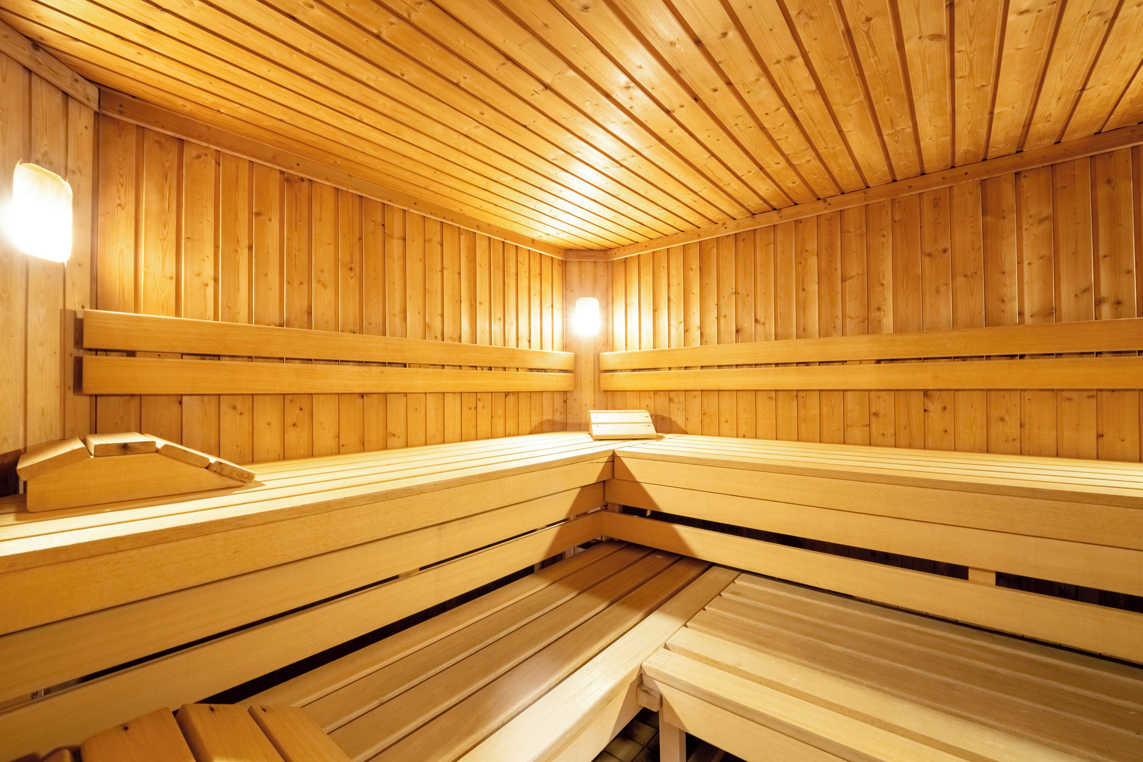 Una sauna con bancos de madera y techo inclinado.
