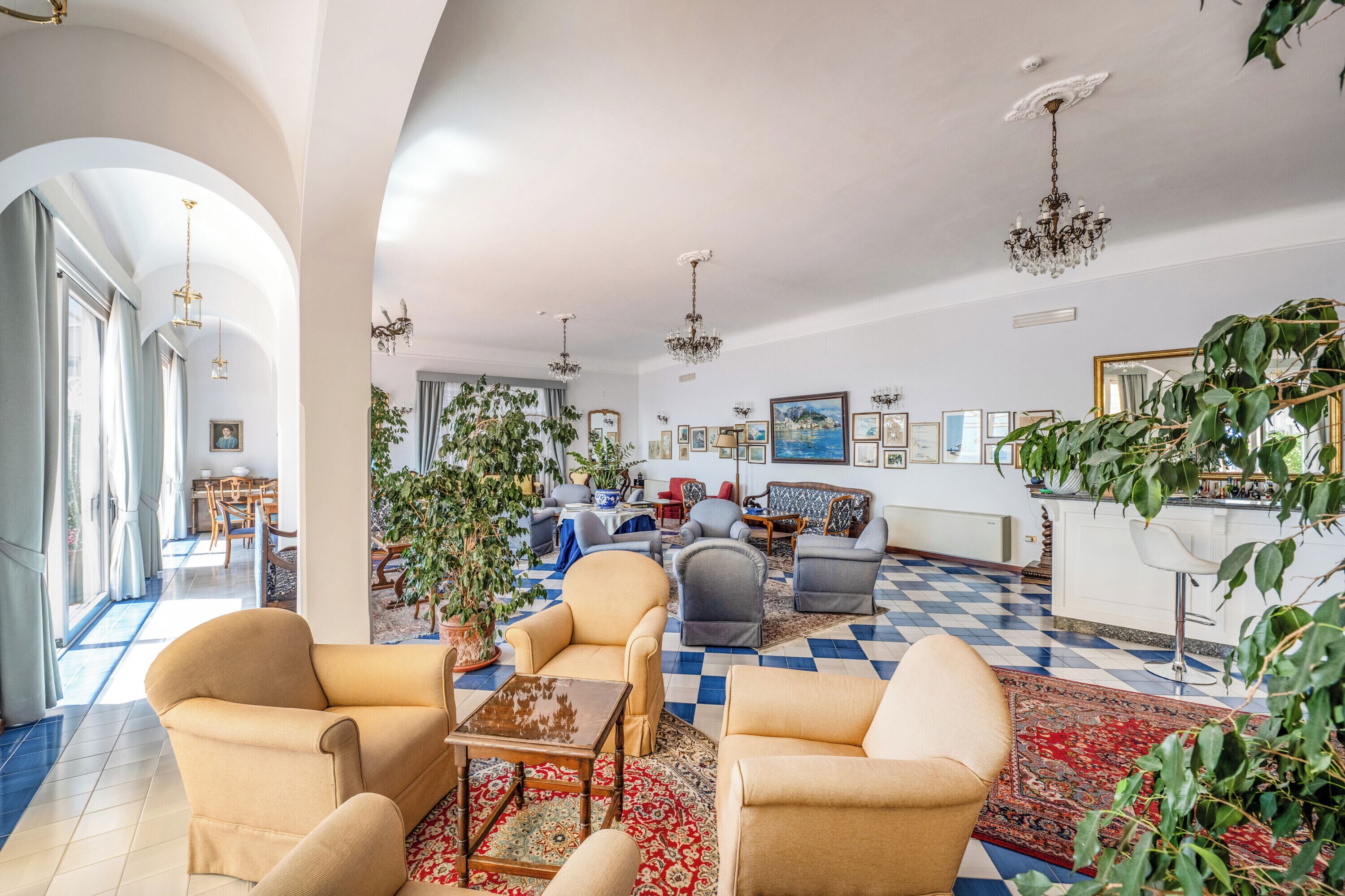 2 bars/lounges, poolside bar