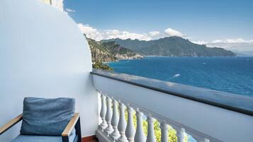 Un balcon avec vue sur la mer et les montagnes.