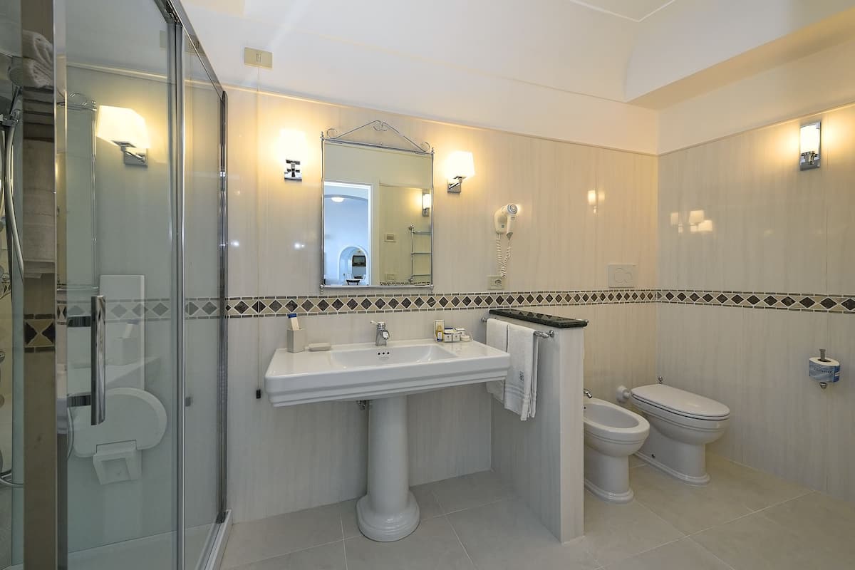 deluxe suite, balcony, sea view | bathroom | free toiletries, hair dryer, slippers, bidet