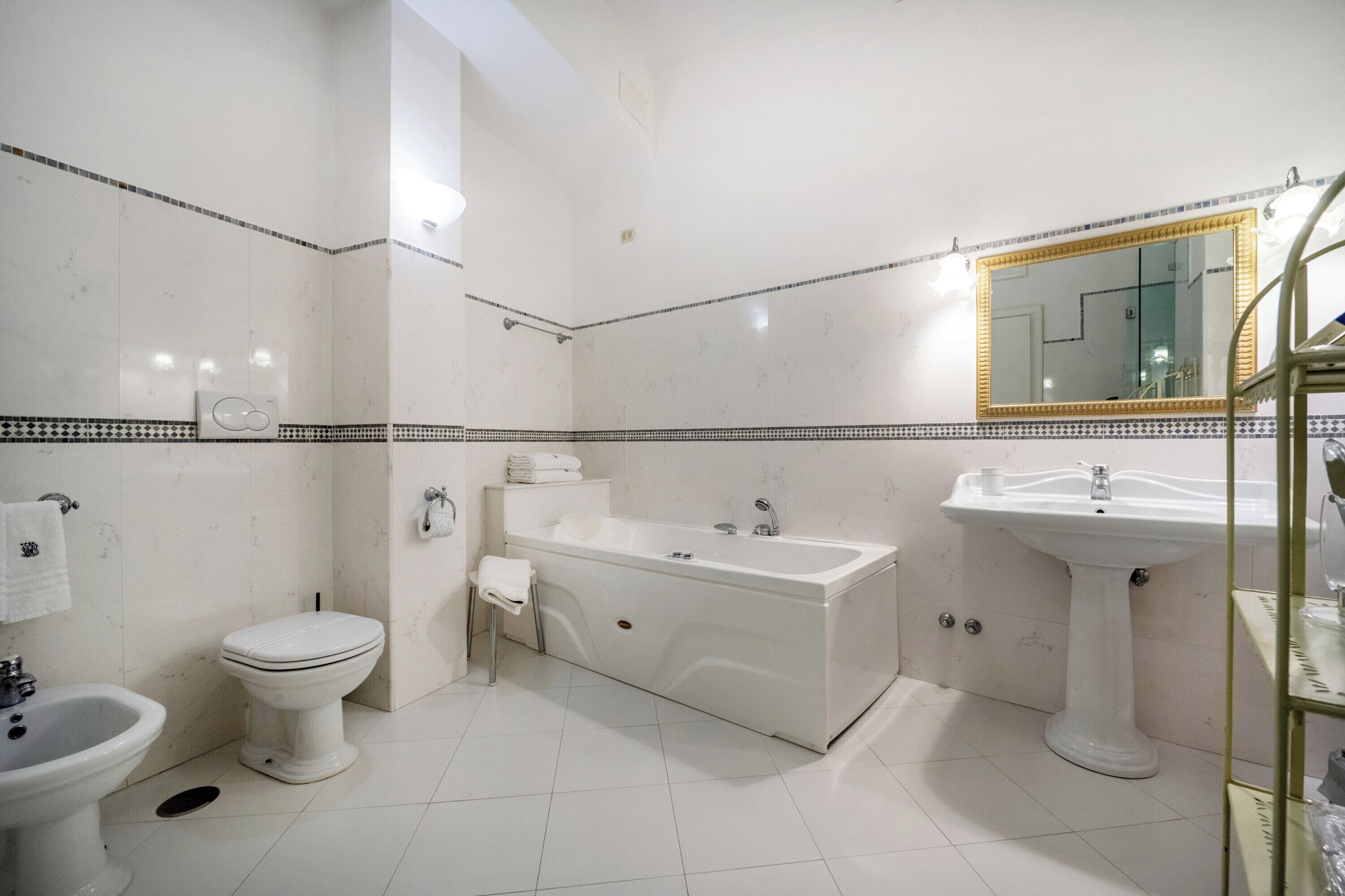 Un baño con inodoro, bañera y lavabo.