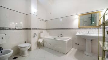 Un baño con inodoro, bañera y lavabo.