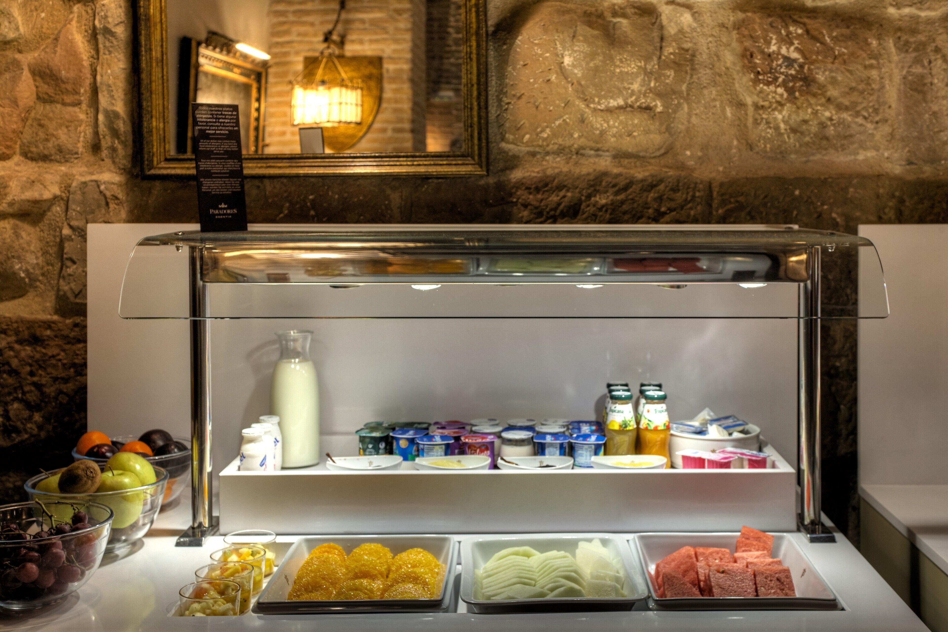 Un bufé con diversos alimentos y bebidas.