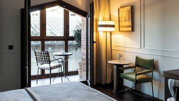Een minibar, een kluis op de kamer, een bureau, verduisterende gordijnen