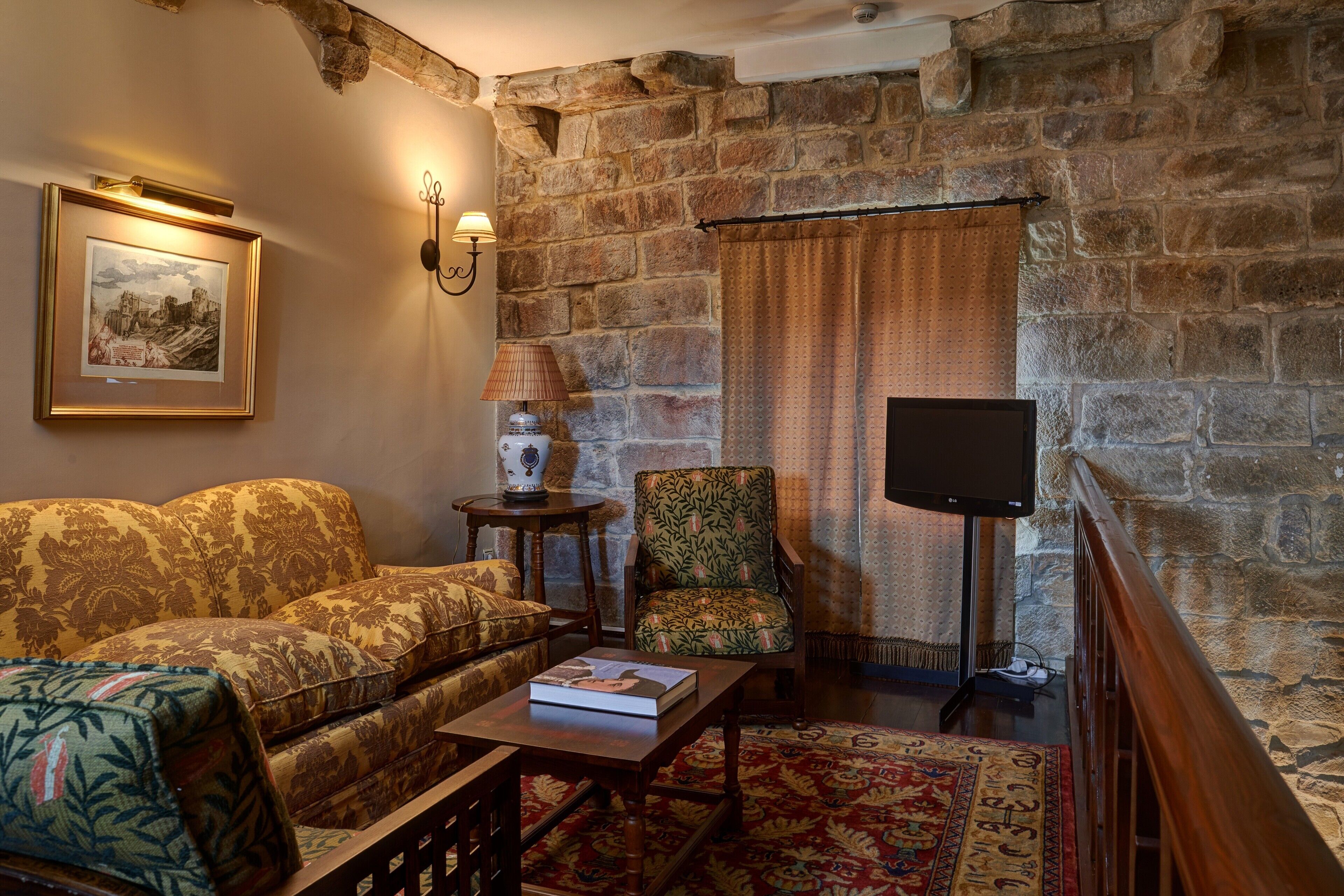 superior twin room | living area | flat-screen tv