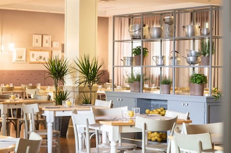 2 restaurants, lunch, dinner served; seafood